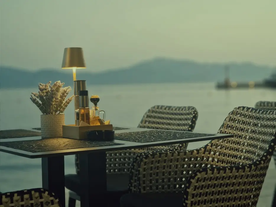 Stol na terasi Restorana Marina s pogledom na more