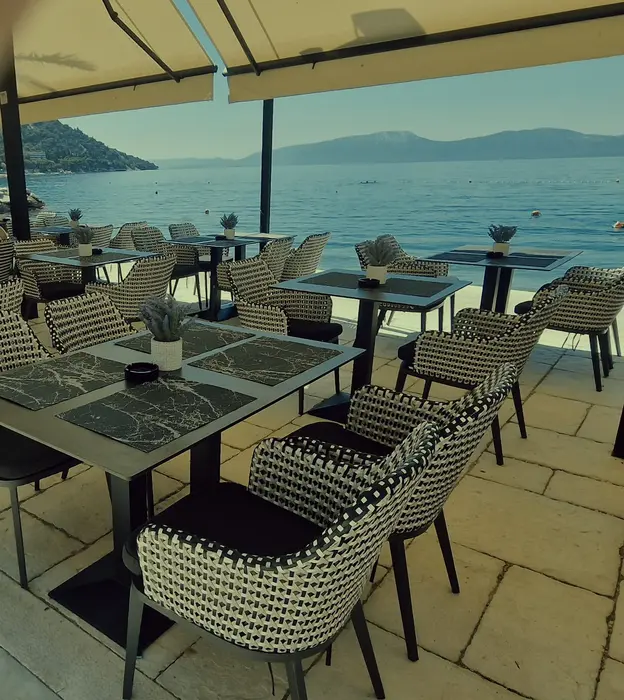 Široki pogled na terasu Restorana Marina uz more